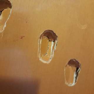 I segni delle violente martellate alla porte del condominio