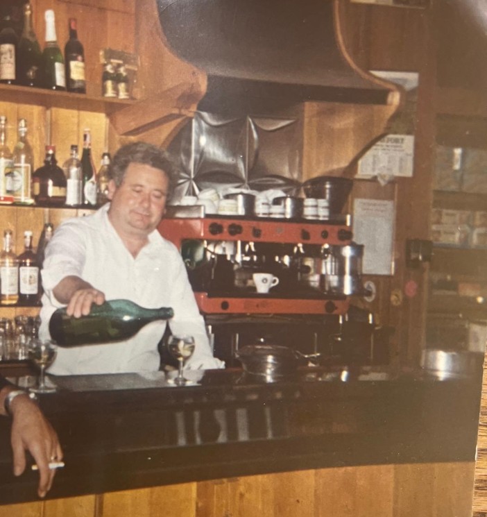 Domenico Pascarella dietro il bancone del Bar de la Vallée nel 1975