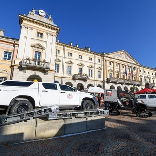 Nelle immagini di Paolo Rey, mezzi e personale della Protezione civile in piazza Chanoux ad Aosta (cliccare sull'immagine per avviare la mini gallery)