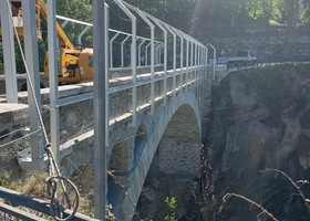 La posa dei pilastri al ponte di Introd
