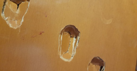 I segni delle violente martellate alla porte del condominio