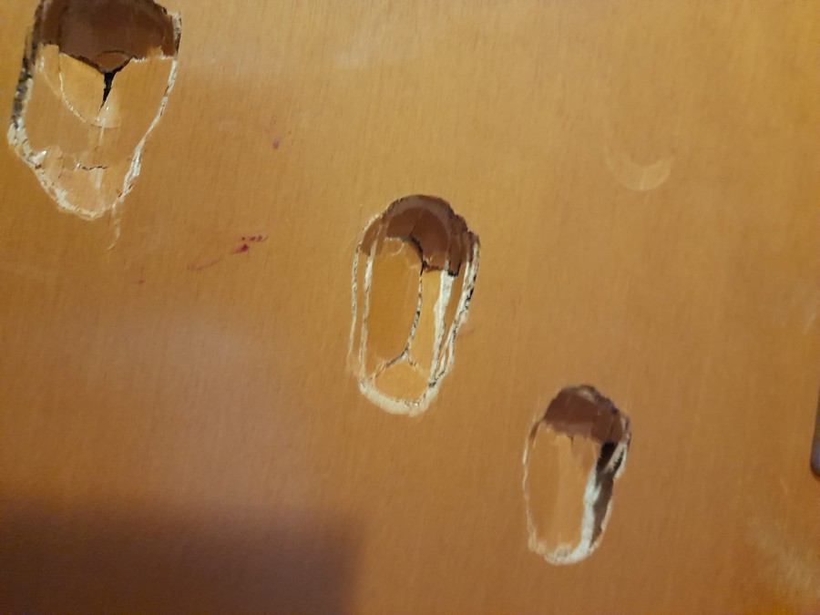 I segni delle violente martellate alla porte del condominio