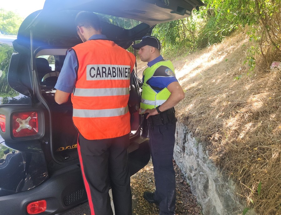 Prime pattuglie carabinieri/polizia cantonale alla frontiera elvetica Prime pattuglie carabinieri/polizia cantonale alla frontiera elvetica