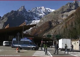 Courmayeur, donna trovata morta sul Flixbus proveniente da Parigi Courmayeur, donna trovata morta sul Flixbus proveniente da Parigi