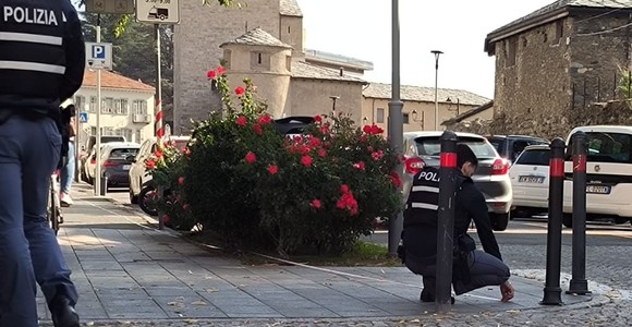 Rilievi della polizia in via Rey dopo l'aggresione Rilievi della polizia in via Rey dopo l'aggresione