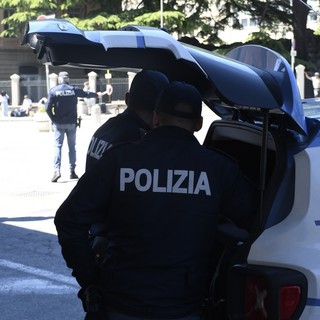 Aosta, controlli straordinari della Polizia; oltre 250 persone identificate e 100 veicoli verificati