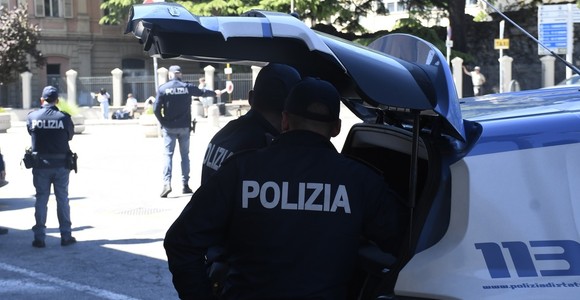 Aosta, controlli straordinari della Polizia; oltre 250 persone identificate e 100 veicoli verificati