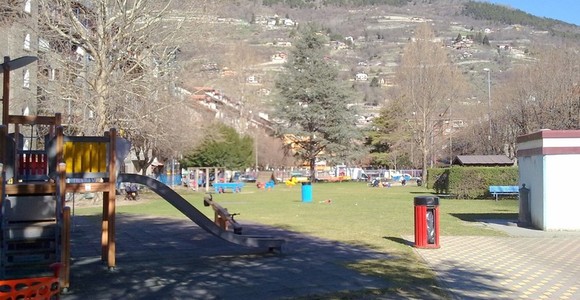 Si masturba nel parco giochi del quartiere Cogne; denunciato un aostano Si masturba nel parco giochi del quartiere Cogne; denunciato un aostano
