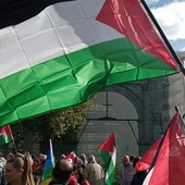 La folla di manifestanti è cresciuta di ora in ora (cliccare sull'immagine per avviare la gallery)
