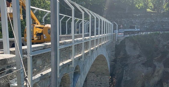 La posa dei pilastri al ponte di Introd