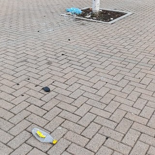 Quanti rifiuti 'parcheggiati' tra la Cidac e la partenza della funivia per Pila