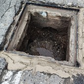 Aosta: cede pozzetto stradale, danneggiata un'auto