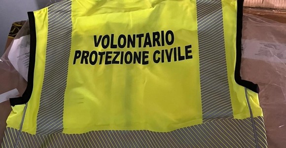 Giubbotti della Protezione civile rubati; i carabinieri li ritrovano nel cantiere della ferrovia Aosta-Ivrea, denunciato un operaio per ricettazione