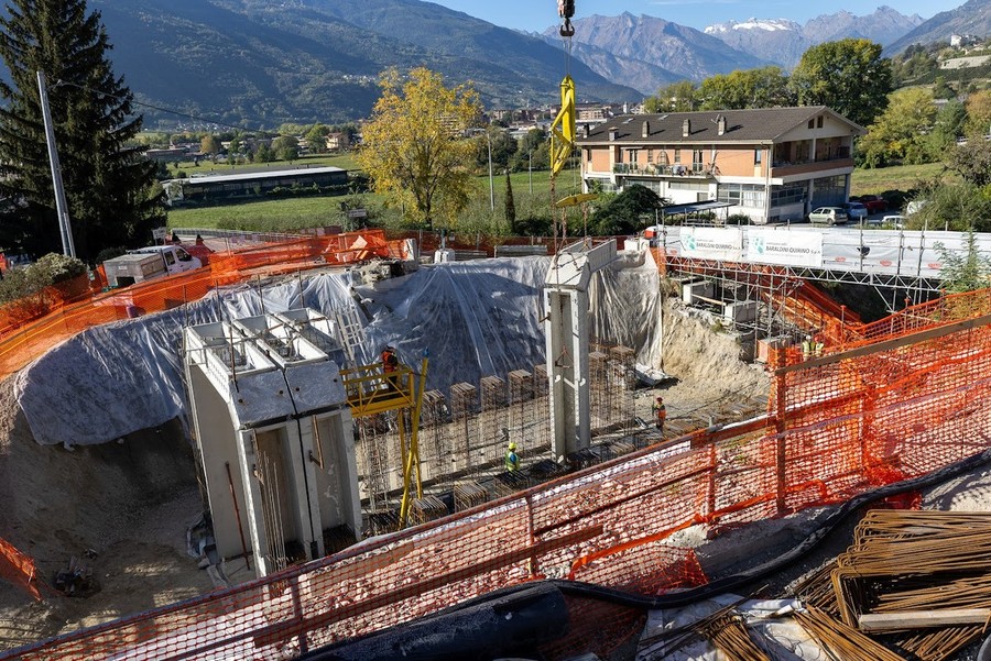 St-Christophe, iniziata la posa del nuovo ponte sulla ferrovia