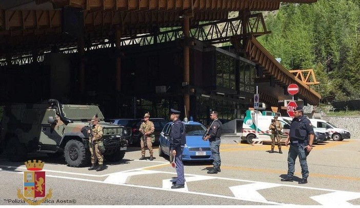 Evade dai domiciliari, arrestato sul bus per Parigi al traforo del Monte Bianco