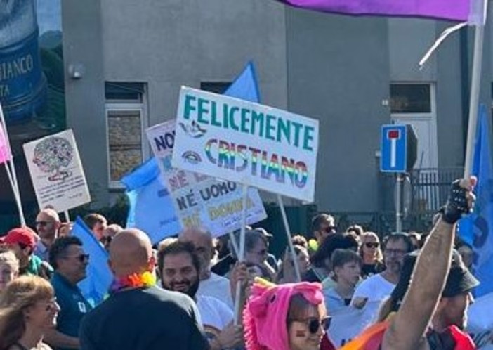 Un cartello esposto durante il corteo del Pride ad Aosta Un cartello esposto durante il corteo del Pride ad Aosta