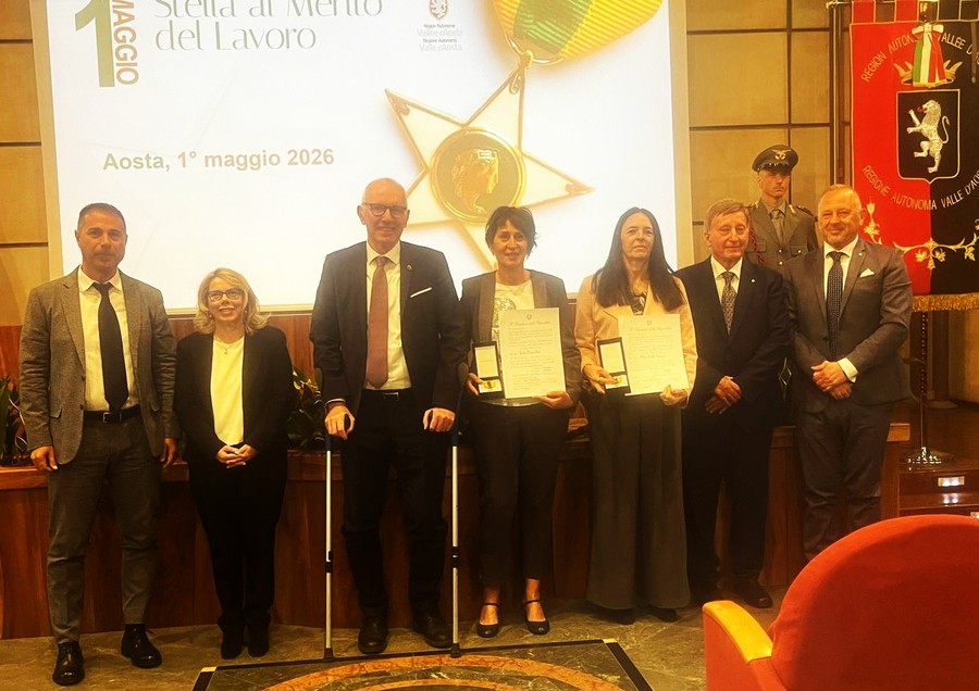 Foto di gruppo per gli insigniti e le autorità intervenute sul palco