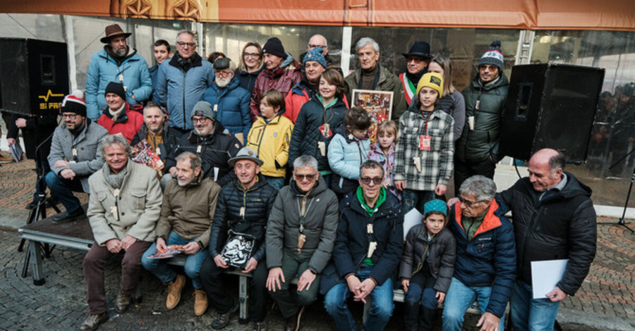 Foto di gruppo per i premiati e le autorità Foto di gruppo per i premiati e le autorità