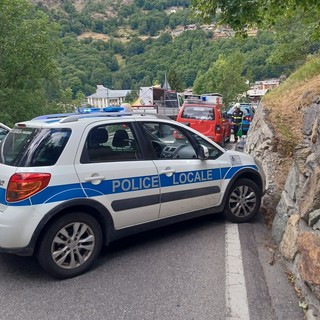 Polizia locale di Valtournenche impegnata nei rilievi di un incidente