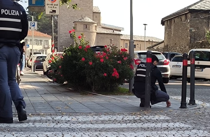 Rilievi della polizia in via Rey dopo l'aggresione Rilievi della polizia in via Rey dopo l'aggresione