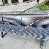 Nastro di sicurezza alla panchina 'instabile' davanti alla Regione