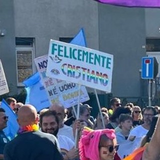 Un cartello esposto durante il corteo del Pride ad Aosta