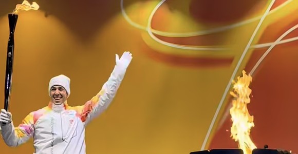 Con l'accensione nel braciere, Federico Pellegrino ha concluso il passaggio della Fiaccola da Punta Helbronner ad Aosta (cliccare sulla foto per avviare la gallery; photo credit Ezio Cairoli, Paolo Fabris e RAVA)