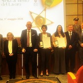 Foto di gruppo per gli insigniti e le autorità intervenute sul palco