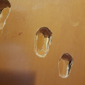 I segni delle violente martellate alla porte del condominio