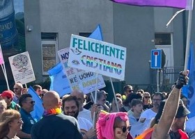 Un cartello esposto durante il corteo del Pride ad Aosta Un cartello esposto durante il corteo del Pride ad Aosta