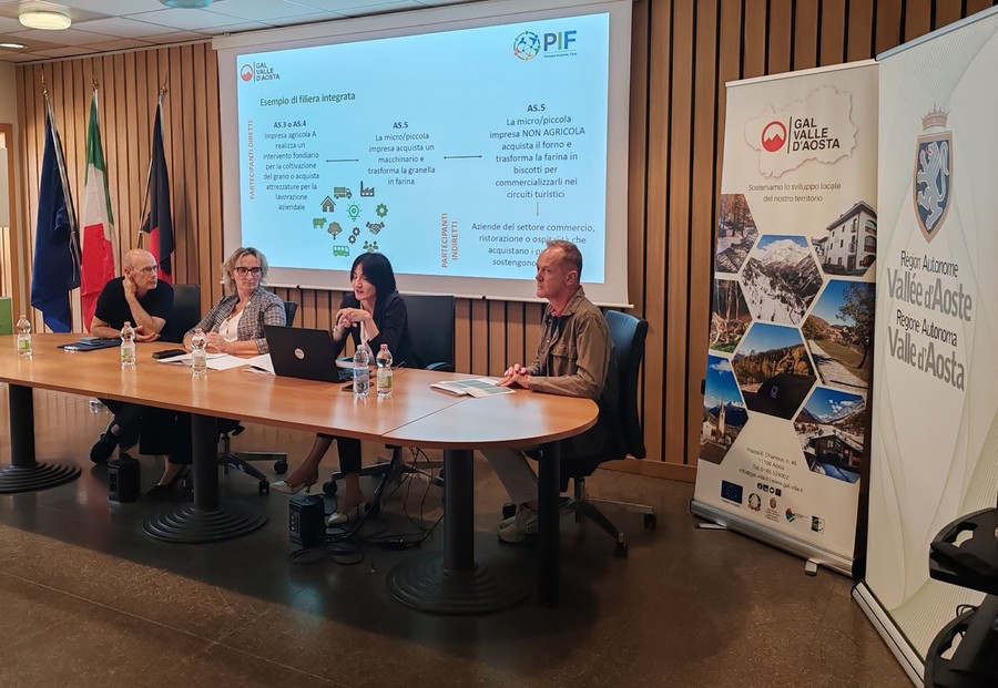 Da sn Alessandro Rota, Dirigente Autorità di gestione CSR 2023-2027; l'assessore all’Agricoltura e Risorse naturali, Speranza Girod; la Coordinatrice GAL Vda, Marta Anello e il Presidente GAL Vda, Camillo Rosset Da sn Alessandro Rota, Dirigente Autorità di gestione CSR 2023-2027; l'assessore all’Agricoltura e Risorse naturali, Speranza Girod; la Coordinatrice GAL Vda, Marta Anello e il Presidente GAL Vda, Camillo Rosset
