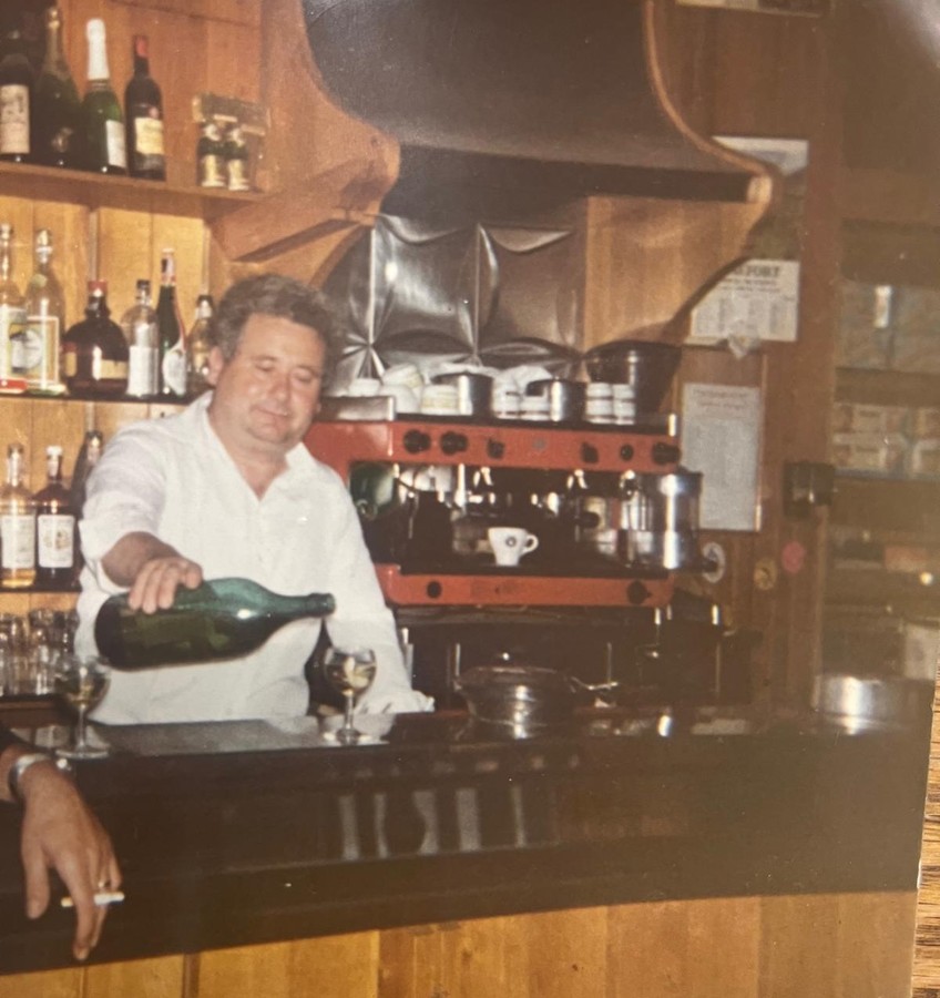 Domenico Pascarella dietro il bancone del Bar de la Vallée nel 1975
