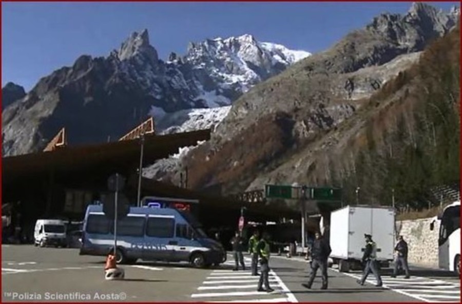 Fermato mentre tenta di attraversare a piedi il traforo del Bianco