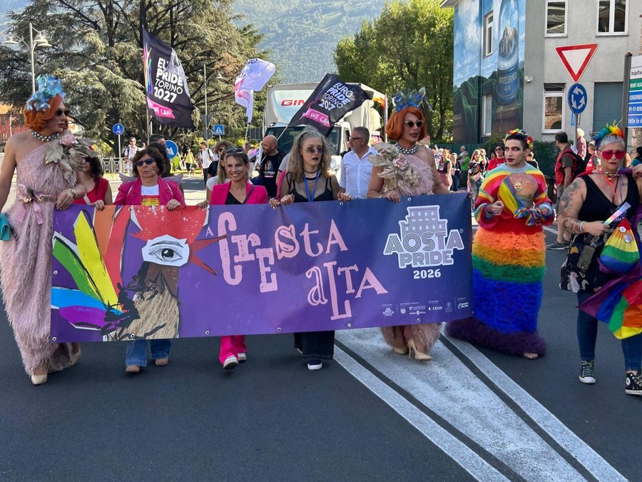 Aosta Pride, circa mille persone alla partenza del corteo 'A cresta alta' Aosta Pride, circa mille persone alla partenza del corteo 'A cresta alta'
