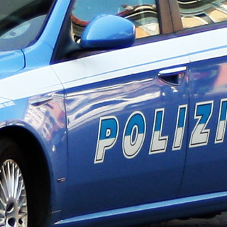 Si prendono a pugni e calci in mezzo ai passanti ma fuggono quando arriva la polizia