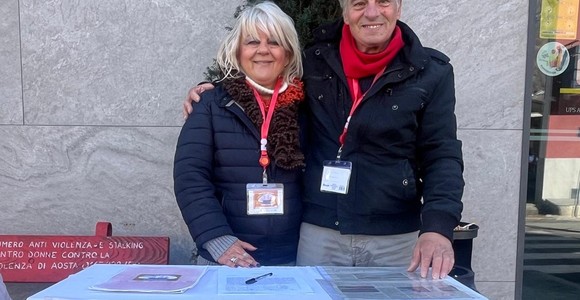 Mario Pitrolino assieme a un'attivista dell'associazione Mario Pitrolino assieme a un'attivista dell'associazione