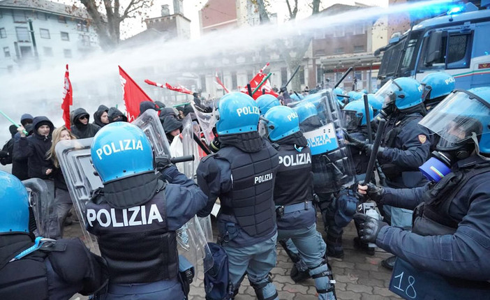 Aosta, dal Consiglio comunale solidarietà a  Forze dell’Ordine e tutela del diritto a manifestare