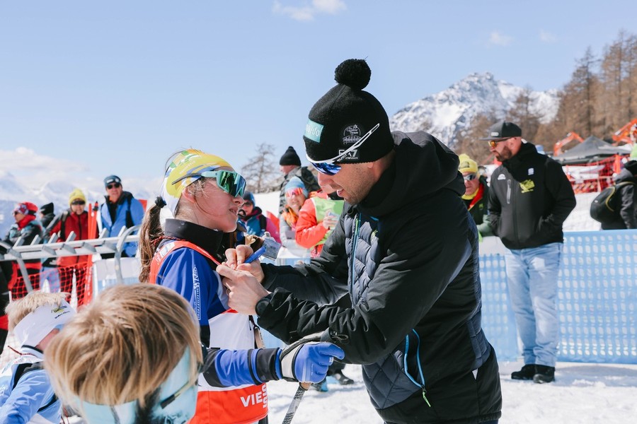 Chicco firma i pettorali al traguardo (photo credit Emma Paillex)
