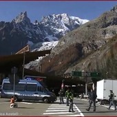 Fermato mentre tenta di attraversare a piedi il traforo del Bianco