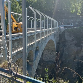 La posa dei pilastri al ponte di Introd