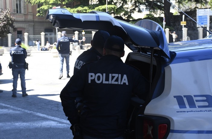 Aosta, controlli straordinari della Polizia; oltre 250 persone identificate e 100 veicoli verificati