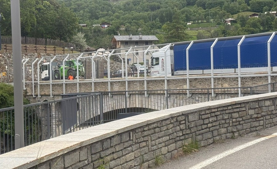 Ponte di Introd, passaggio difficoltoso per un Tir lo scorso 15 maggio Ponte di Introd, passaggio difficoltoso per un Tir lo scorso 15 maggio