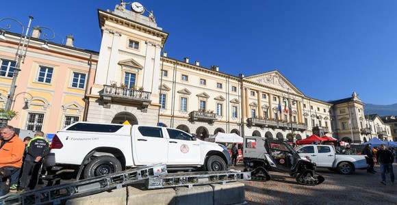 Nelle immagini di Paolo Rey, mezzi e personale della Protezione civile in piazza Chanoux ad Aosta (cliccare sull'immagine per avviare la mini gallery)