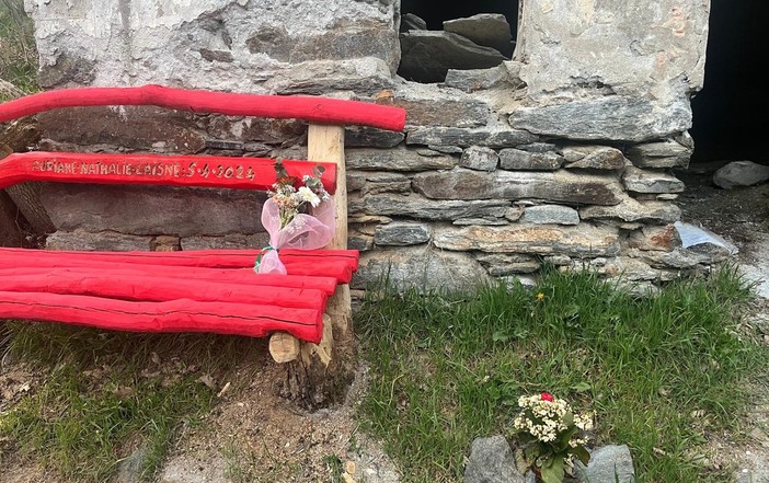 Fiori e una 'misteriosa' panchina rossa a Equilivaz a un anno dall'omicidio di Auriane Laisne