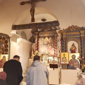 Il sacerdote officia la Divina liturgia del Martedì santo rivolto all'altare, come i fedeli