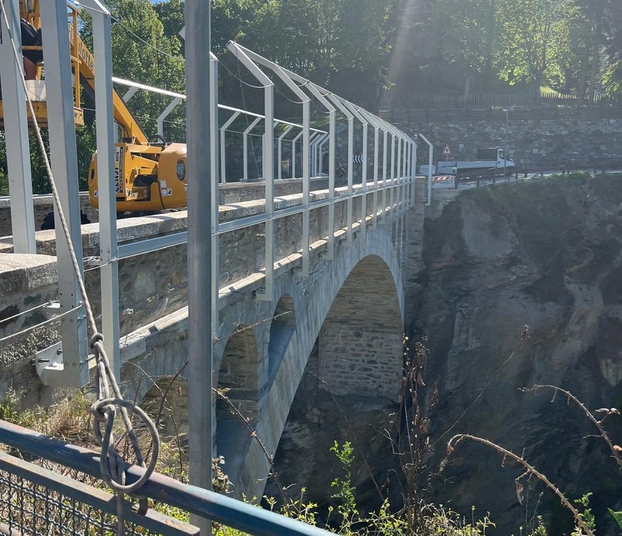 La posa dei pilastri al ponte di Introd