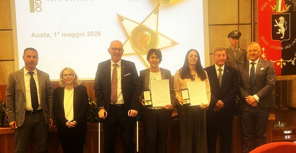 Foto di gruppo per gli insigniti e le autorità intervenute sul palco