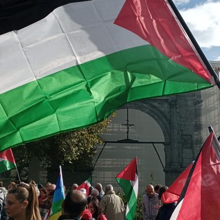 La folla di manifestanti è cresciuta di ora in ora (cliccare sull'immagine per avviare la gallery)