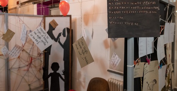 In 50 al 'percorso rosso' contro la violenza di genere In 50 al 'percorso rosso' contro la violenza di genere