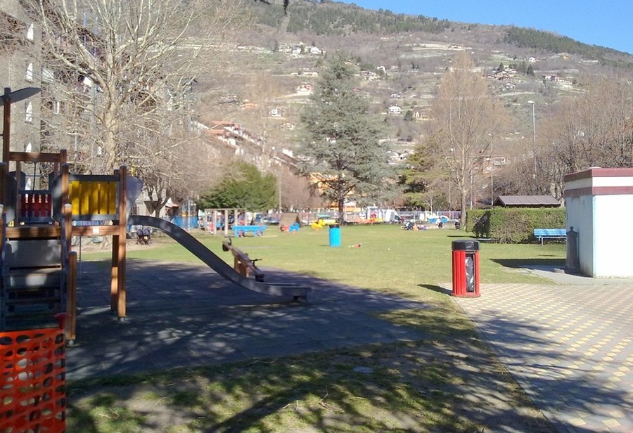 Si masturba nel parco giochi del quartiere Cogne; denunciato un aostano Si masturba nel parco giochi del quartiere Cogne; denunciato un aostano
